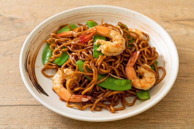 roergebakken yakisoba-noedels met doperwten en garnalen - Aziatisch eten