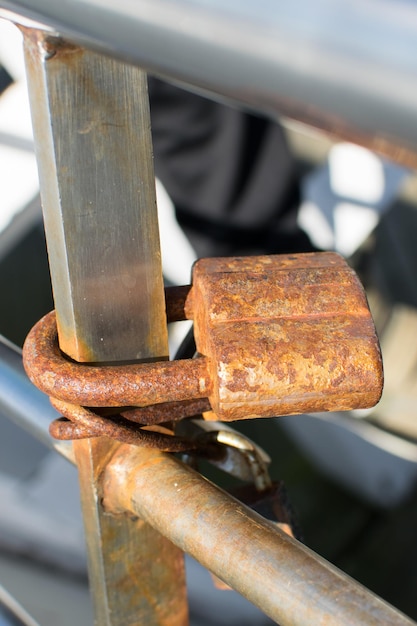 Foto roestig metalen hangslot oud hangslot close-up weergave