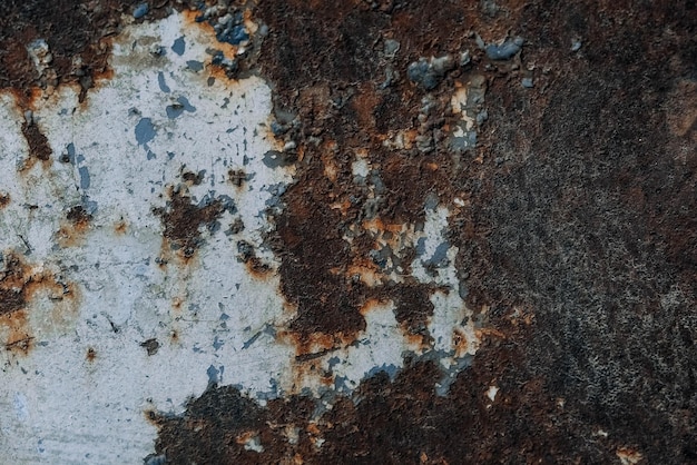 Roestig metalen oppervlak met blauwe verfresten als achtergrondafbeelding. Plaats voor tekst of reclame