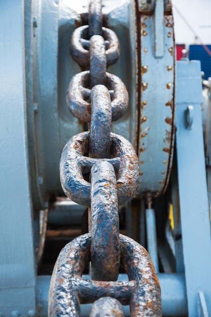 Roestige ankerketen op een lier op een schip