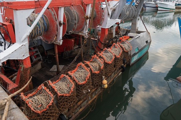 Roestige boot en netten om sint-jakobsschelpen te vangen