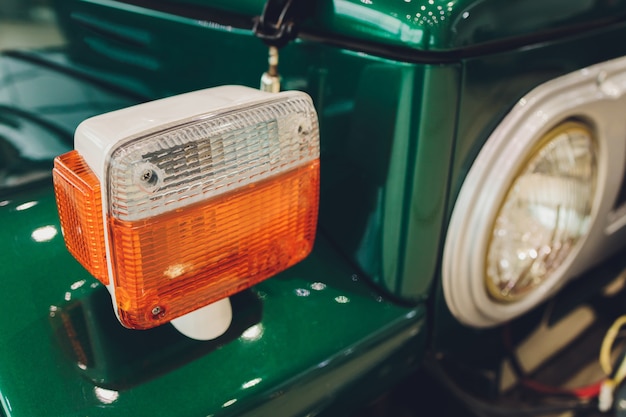 Roestige gele mistlamp op een oude auto.