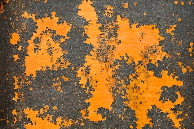 Roestige metalen achtergrond met sporen van oranje verf