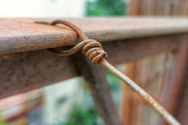 Foto roestige metalen draadkabel