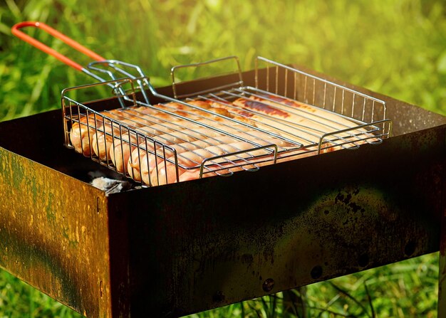 Foto roestige metalen structuur op een zonnige dag