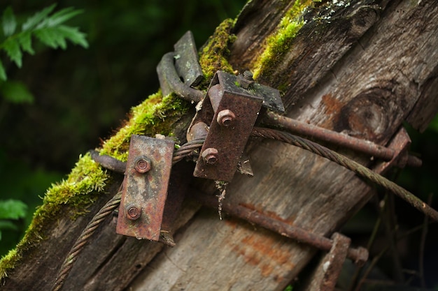 Roestige metalen voorwerpen frames kabels