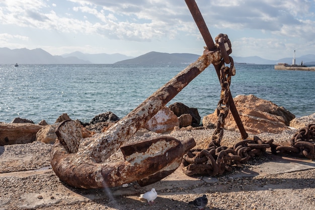 Roestige oude ankers op de haven van aegina-eiland in griekenland