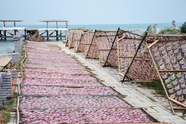 Foto roestige reling door de zee tegen een heldere hemel