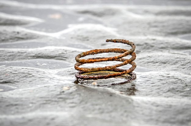 Roestige spiraal op een nat strand