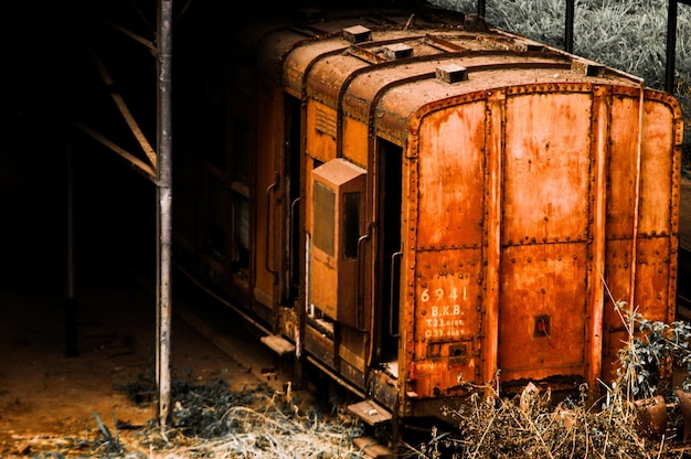 Foto roestige trein op de schommelplaats