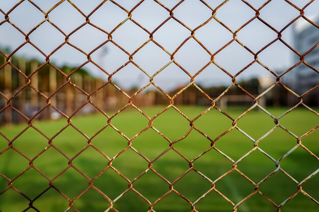 Roeststalen net met wazig voetbalveld.