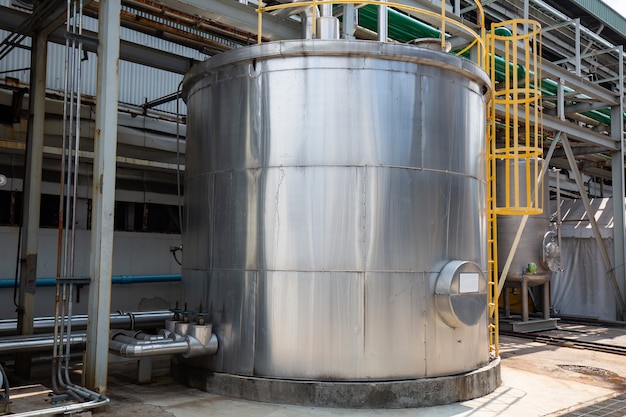 Roestvrijstalen chemicaliëntanks voor een harsfabriek.