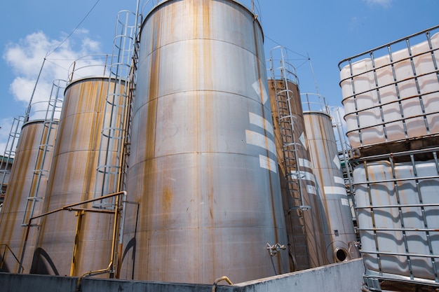 Roestvrijstalen chemicaliëntanks voor een harsfabriek.