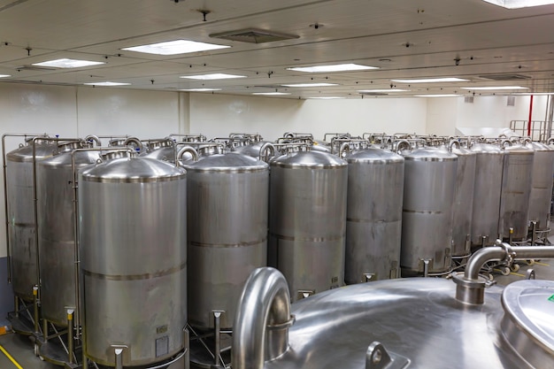 Roestvrijstalen verticale stalen tanks met in uitrustingstank chemische kelder aan de met scrollwiel roestvrijstalen tanks reiniging en behandeling bij chemische fabriek