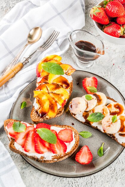 Rogge toast met fruit en bessen