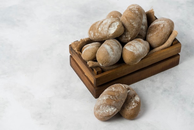 Rogge Zwart brood samenstelling op witte achtergrond in houten kist collectie