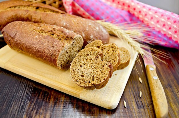 Roggebaguettes met een mes en een rieten mand