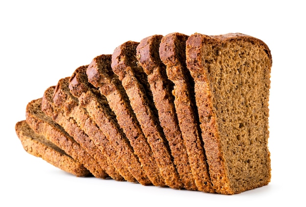 Roggebrood in stukjes gesneden close-up geïsoleerd.