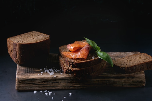 Roggebrood met gerookte zalm