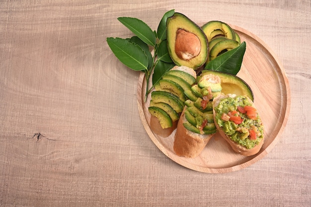 Roggebrood met gesneden avocado op houten plaat voor gezond ontbijt.