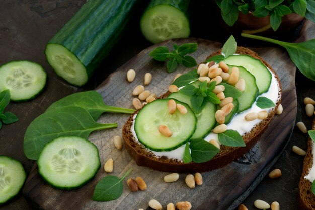 Roggebrood met komkommer en pijnboompitten.