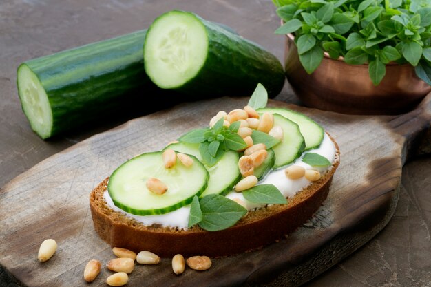 Roggebrood met komkommer en pijnboompitten.