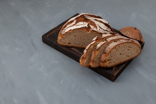 Roggebrood op bruine snijplank.