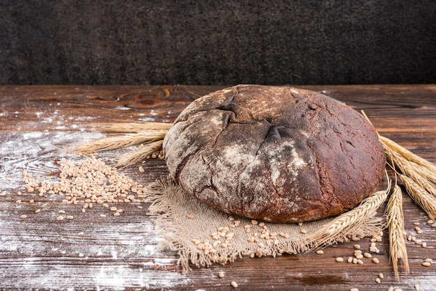 Roggebrood op donkere houten