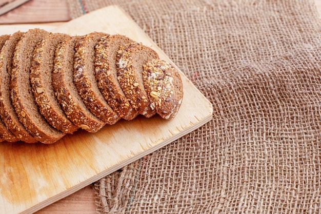 Roggebrood op houten plaat op houten oppervlakte