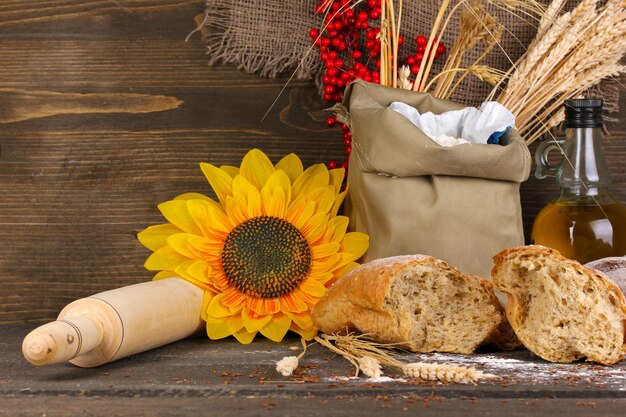 Roggebrood op houten tafel op houten achtergrond