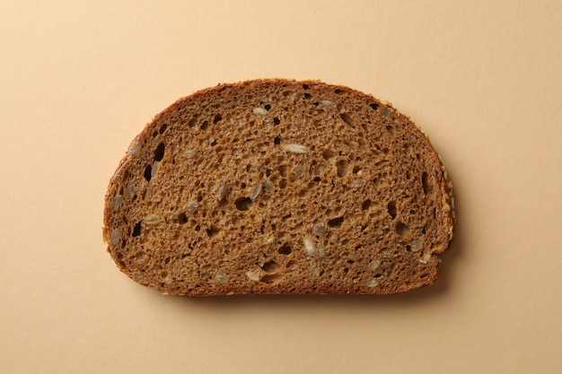 Roggebrood sneetje op beige, close-up