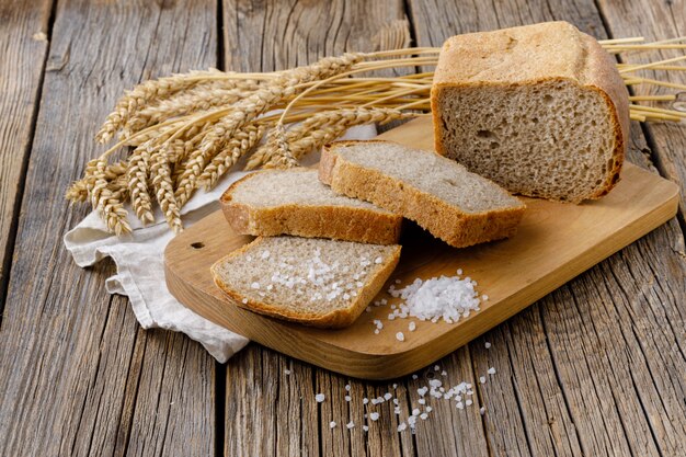 Roggebrood wordt in stukken gesneden op een snijplank