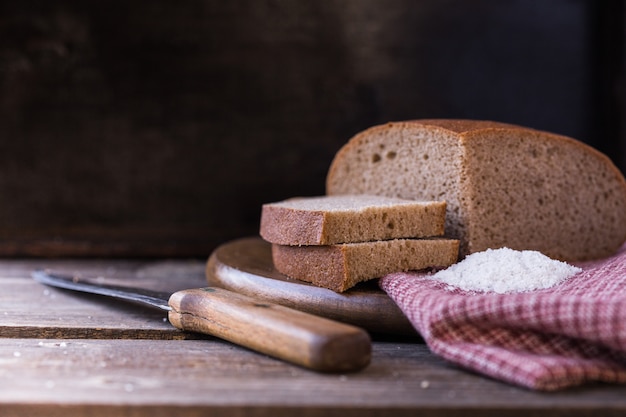 roggebrood, zout in het oekraïens. Beroemd Oekraïens eten.