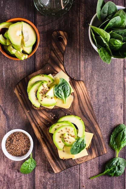 Roggebroodbruschetta met avocadokaas, spinazie en lijnzaad Gezonde voeding Boven en verticaal