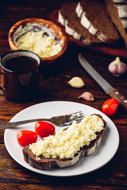 Roggebroodtoast met smeltkaas en knoflook