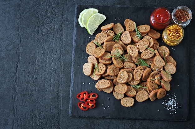 Roggecroutons met rozemarijn en kruiden.