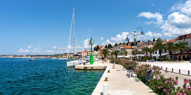 Foto rogoznica waterkant en jachthaven aan de middellandse zee reisvakantie panorama in kroatië