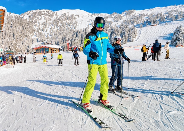Rohrberg, 오스트리아 - 2019년 2월 4일: 겨울 알프스의 오스트리아 마이어호펜(Mayrhofen)에 있는 티롤(Tyrol)에 있는 질레르탈 아레나(Zillertal Arena) 스키 리조트에서 스키를 타는 사람들. 하얀 눈과 푸른 하늘이 있는 알프스 산맥. 눈 덮인 슬로프
