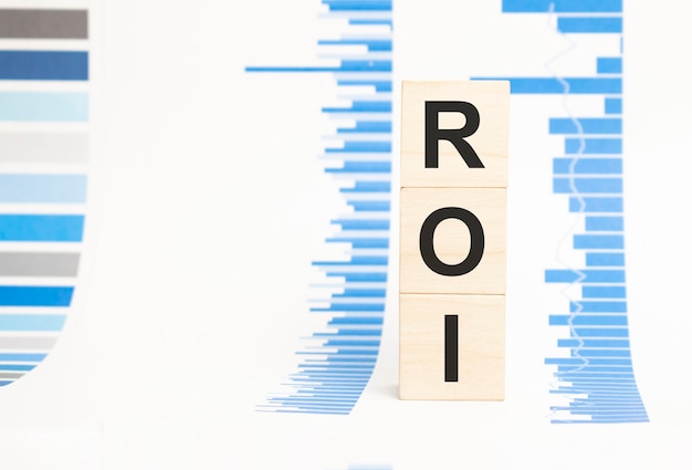 Roi-teken op houten kubussenconcept, houten kubussen.