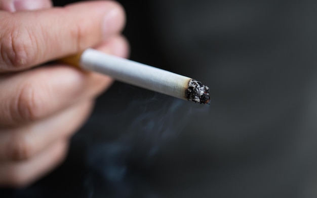 roken, middelenmisbruik, verslaving, mensen en slechte gewoonten concept - close-up van mannenhand met sigaret