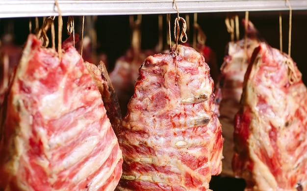 Rokende ribben in een oven, Worstproductie in de fabriek.