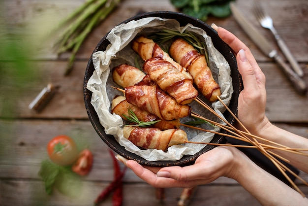 Rol met spek en kipgehakt op een stoofpotje met verse asperges en kruiden