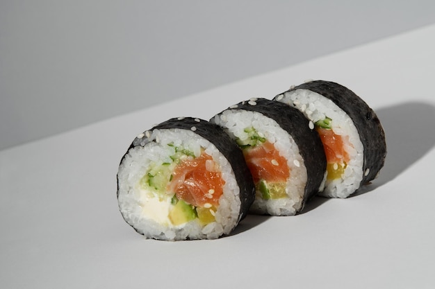 Rol op een lichtgrijze achtergrond Om reclame te maken voor de bezorging van sushi