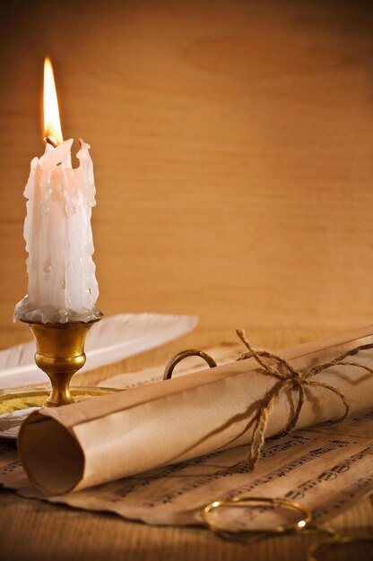 Rol oud papier en een kaars