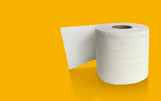Foto rol toiletpapier bovenaan op een gele achtergrond voor reclame