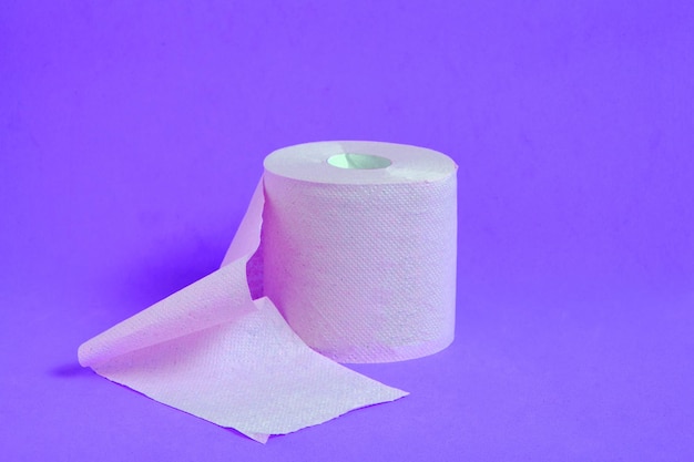 Rol wc-papier op een lila achtergrond.