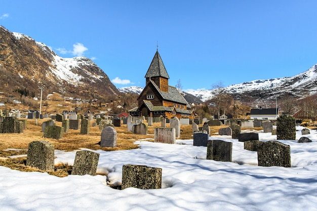 눈 묘지 전경으로 Roldal Stave 교회 (Roldal stavkyrkje)