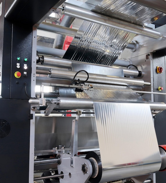 Рулон алюминиевой фольги для упаковки пищевых продуктов на автоматической упаковочной машине на заводе пищевых продуктов