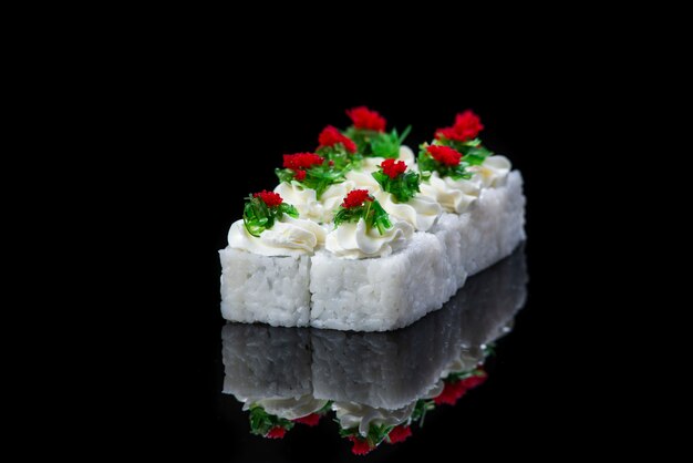 Roll On A Black oppervlak reflectie. Japans eten.