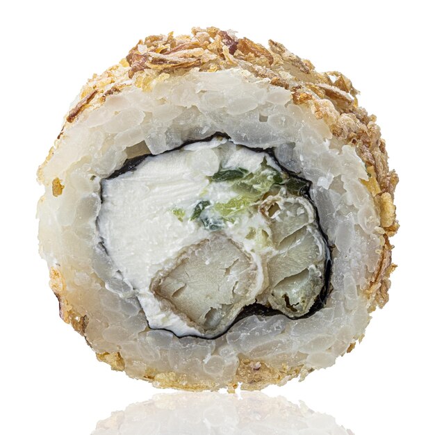 Roll sushi geïsoleerd op een witte achtergrond. close-up bekijken met reflectie.